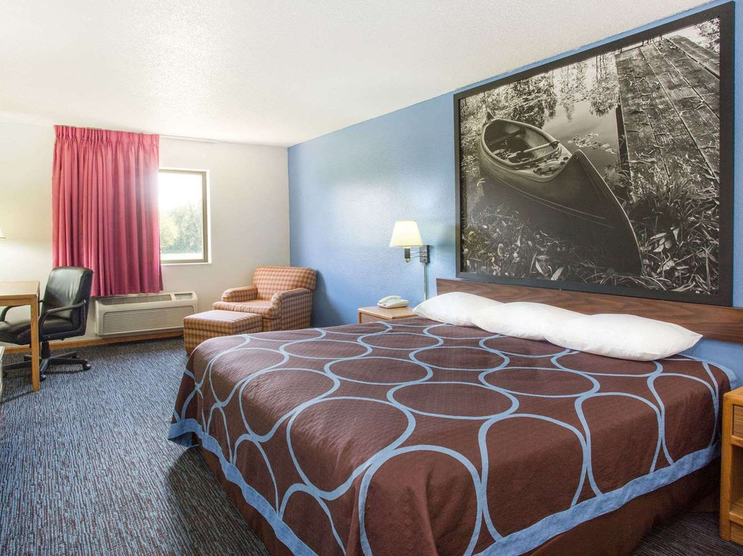 蒙莫斯温德姆速8酒店主图