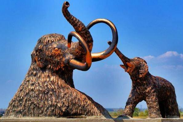 Monument to Baby Mammoth and Its Mother景点图片