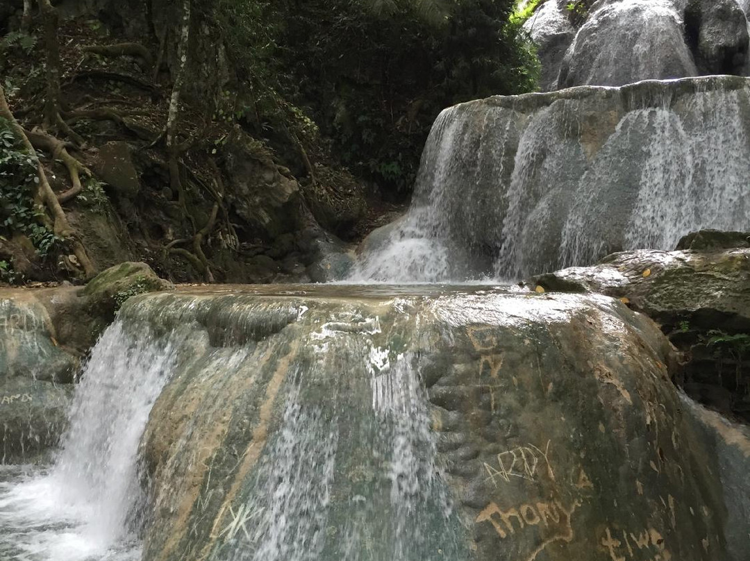 Oehala Waterfall景点图片