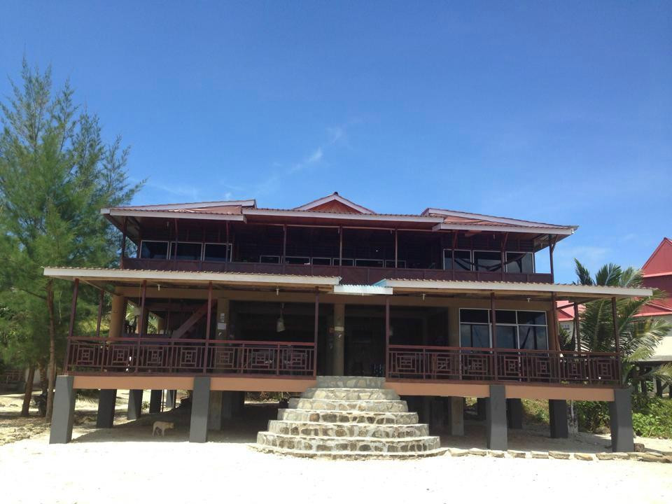 Hash & Family Surf Camp