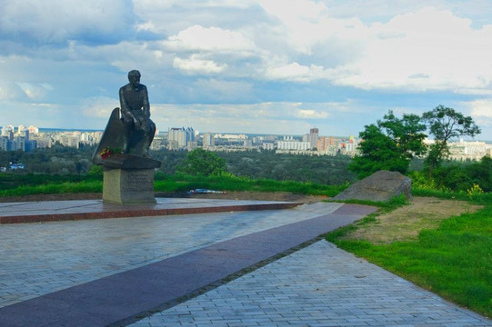 Leonid Bykov Monument-基辅必去景点