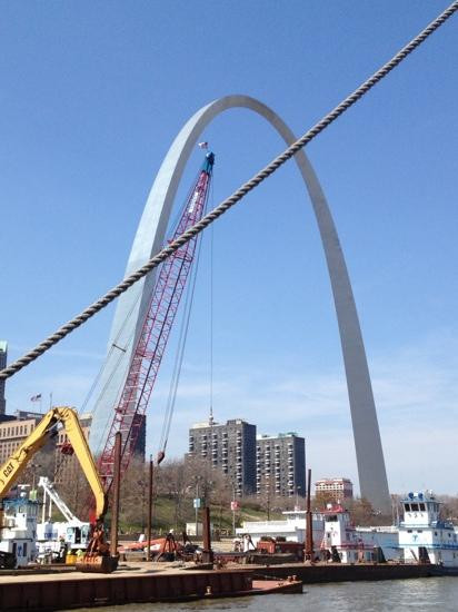 Riverboats at the Gateway Arch-圣路易斯必去景点