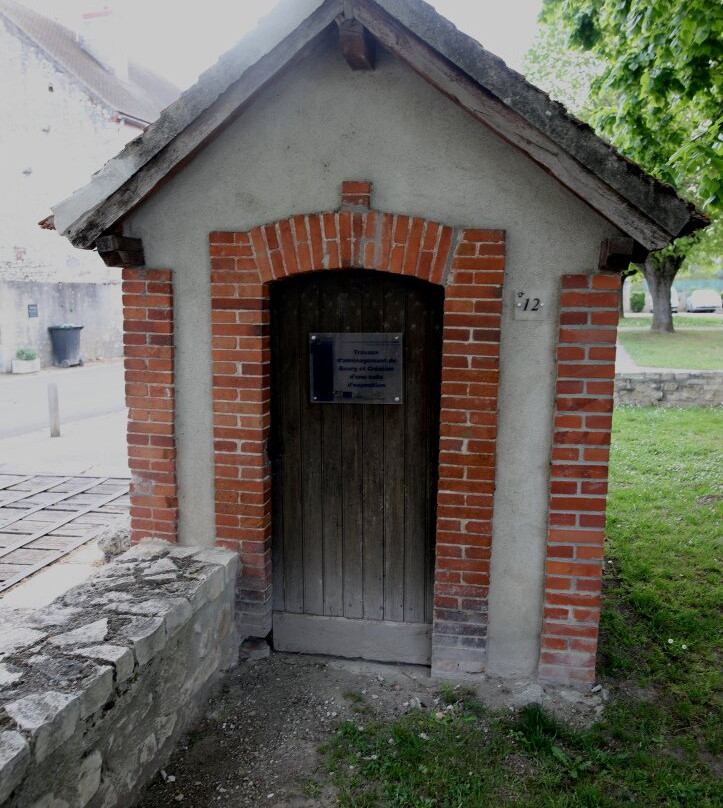 Poids public de Charroux景点图片