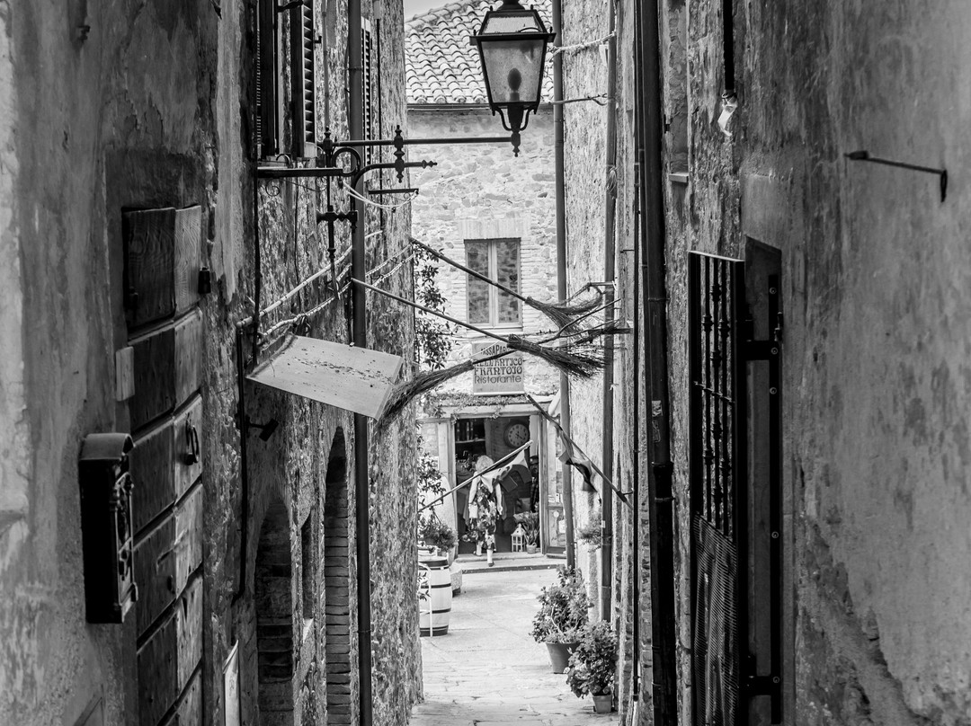 Piazza del Castello di Montemerano-Montemerano必去景点
