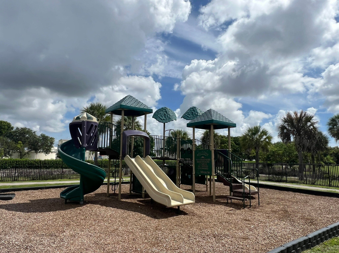 Village Green Park-科勒尔斯普林斯必去景点