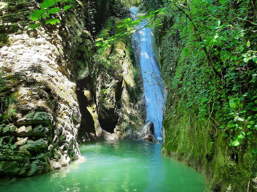 Chudo Krasotka Waterfall景点图片