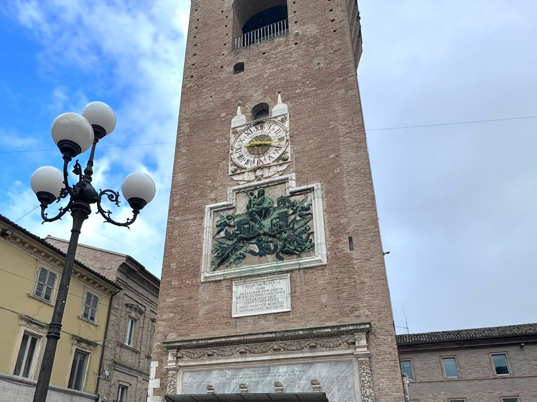 Piazza Giacomo Leopardi e Palazzo Comunale景点图片