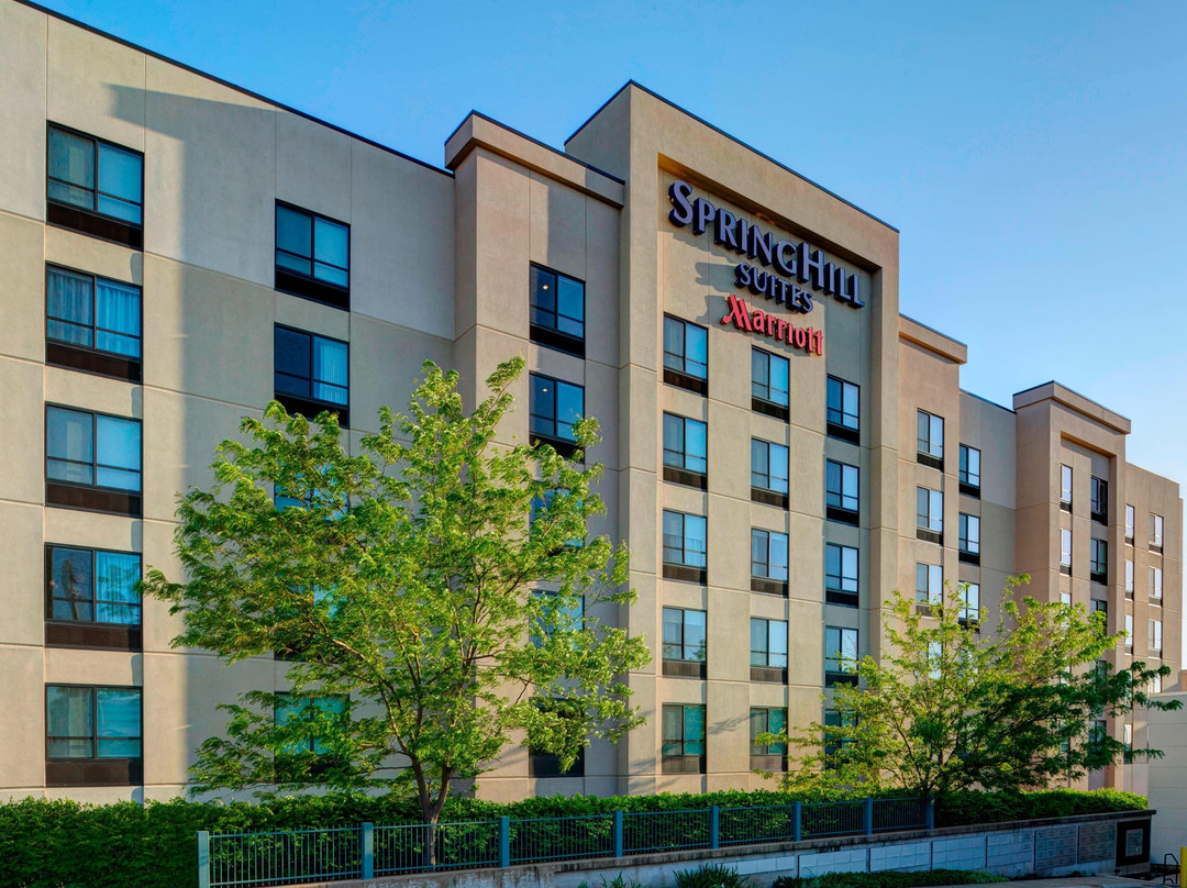 布伦特伍德圣路易斯春季山丘套房酒店主图