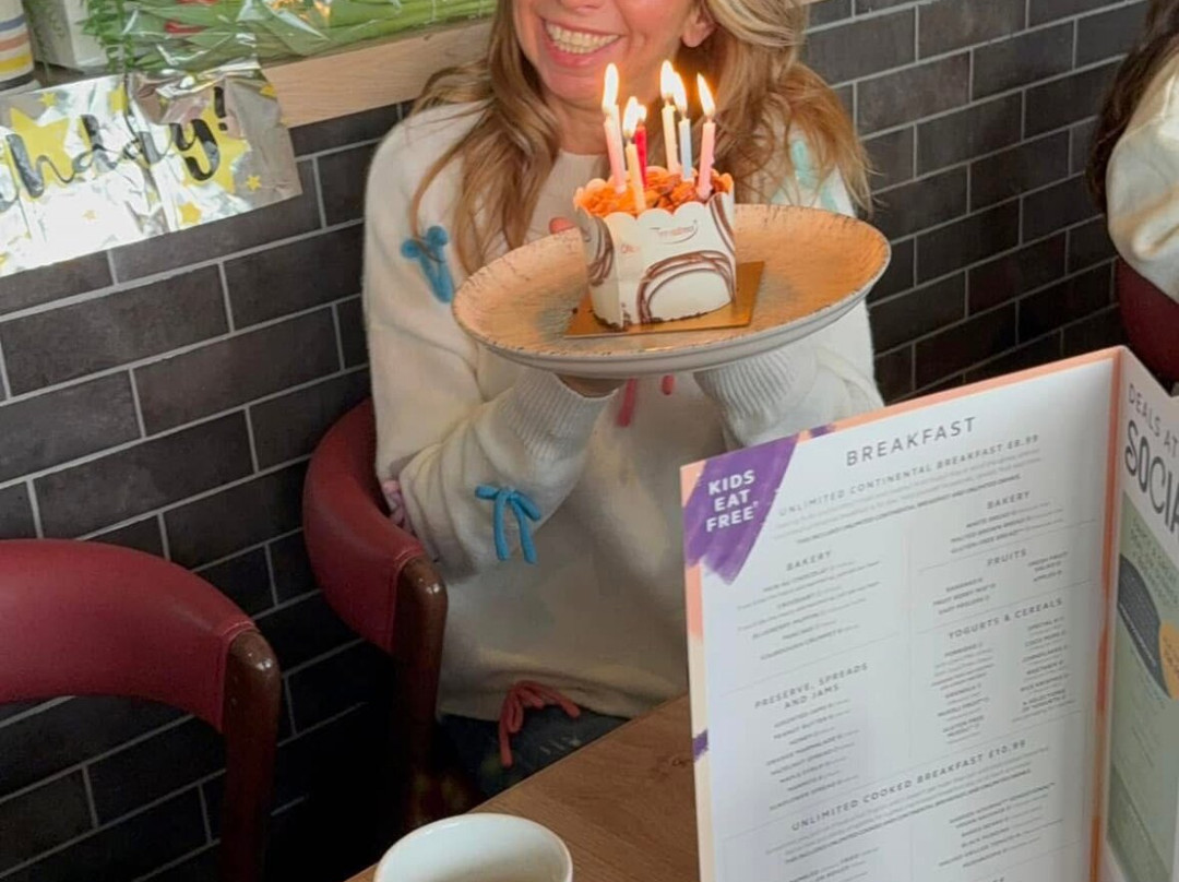 北卡迪夫普瑞米尔酒店主图