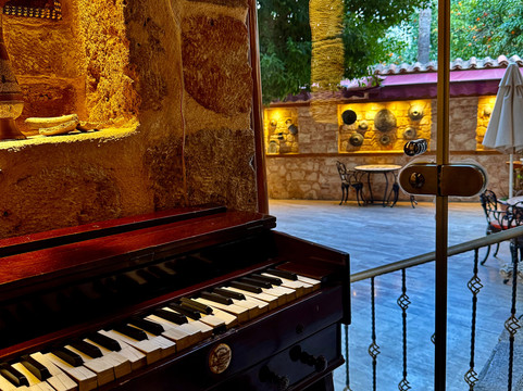 白色花园酒店主图