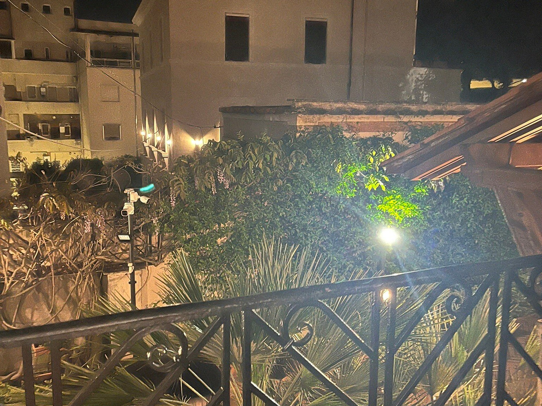 奥瑞尼套房酒店主图