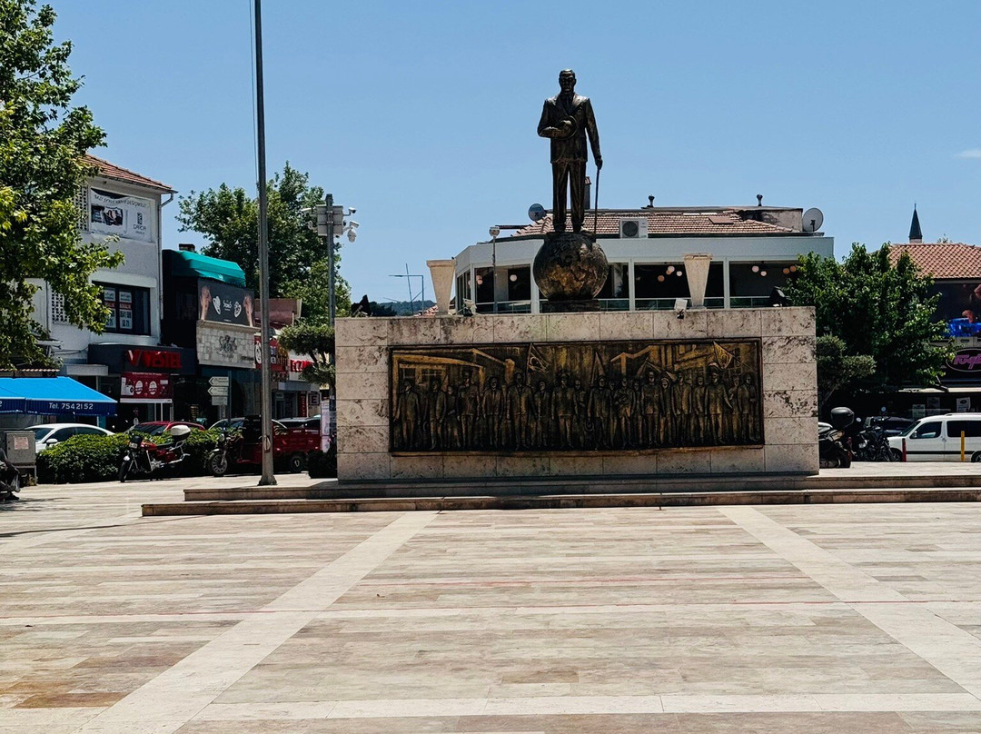 Cumhuri̇yet Meydani Atatürk Aniti-Urla必去景点