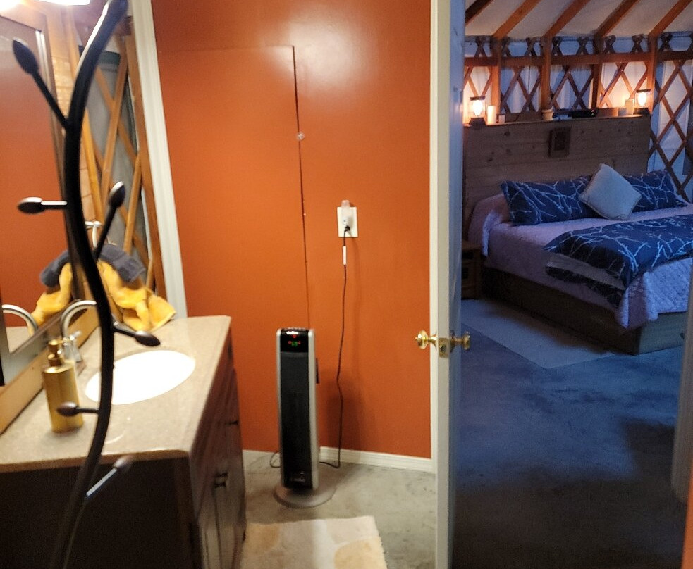 Yale Manor B&B And Yurts主图