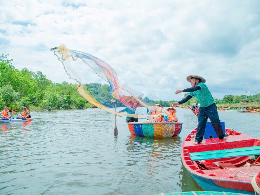 Basket Boat Tour & Kayak Tour Dynasty Phu Quoc