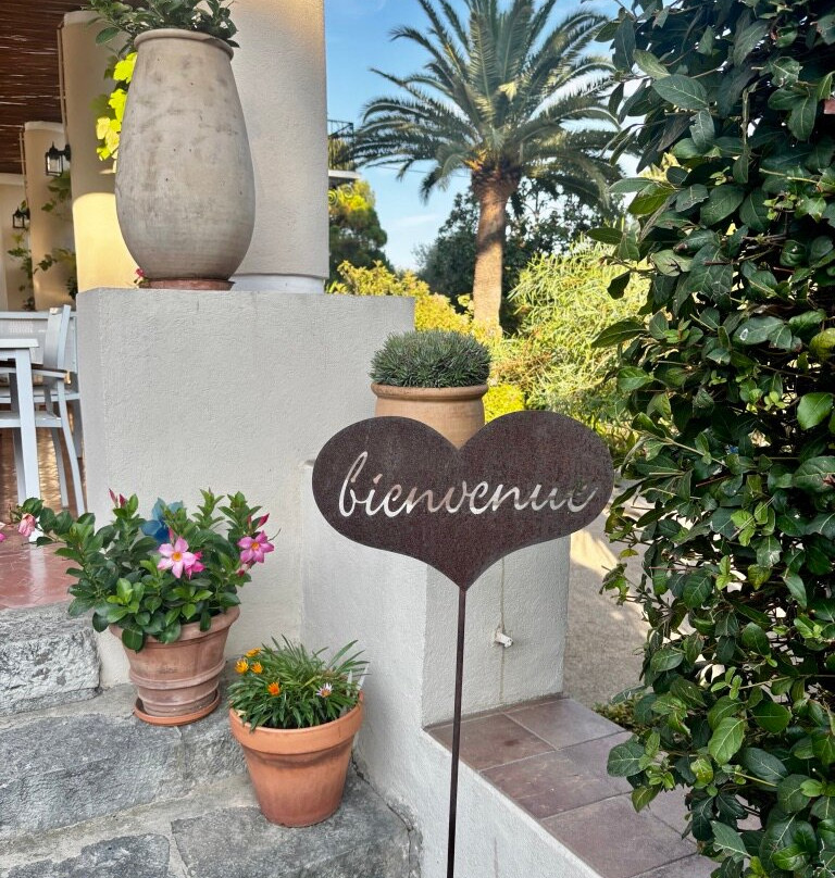 玛多利巴酒店主图