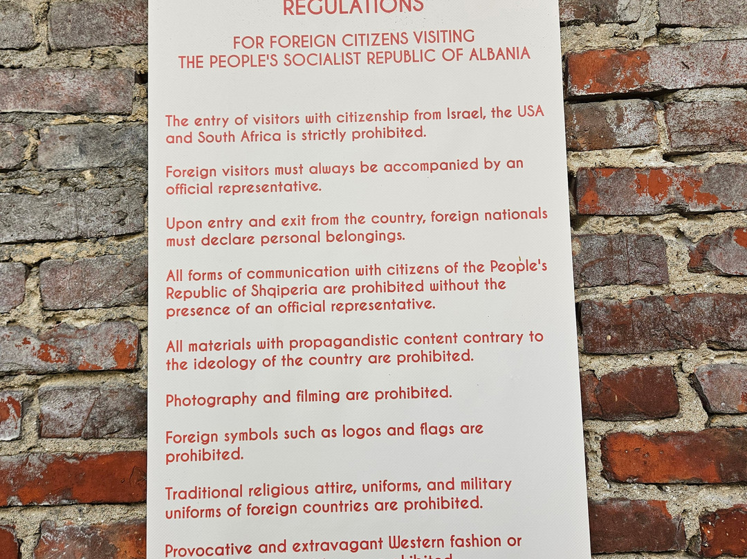 Peeping Tourists-杜勒斯必去景点