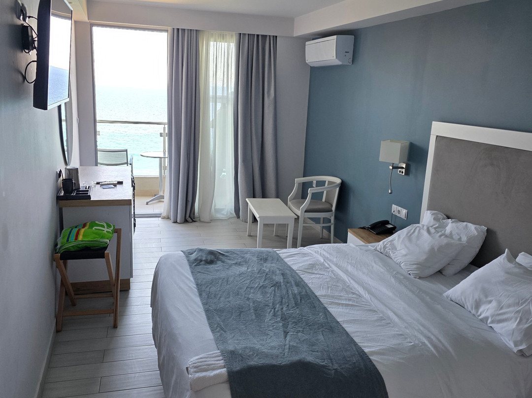 米斯特拉尔滨海酒店主图