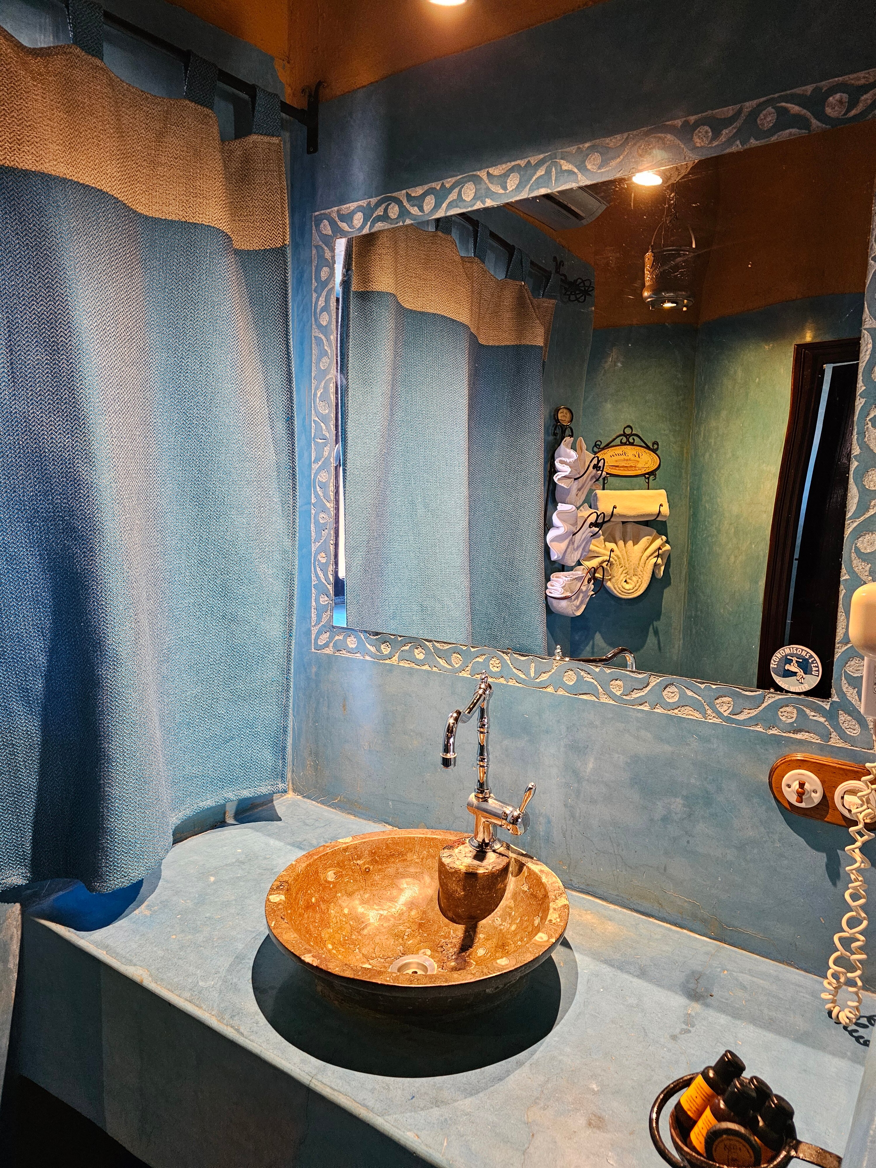 夏露卡阿尔方德古堡酒店-浴室