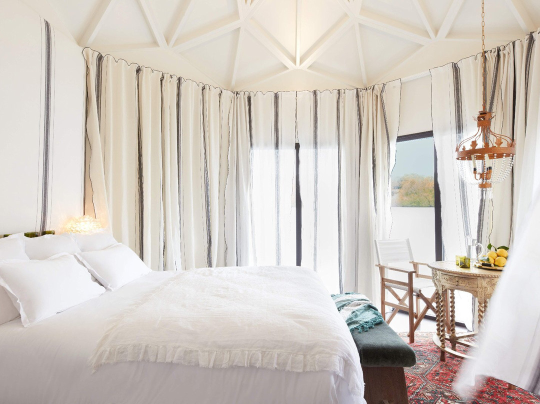 Brindos, Lac & Château