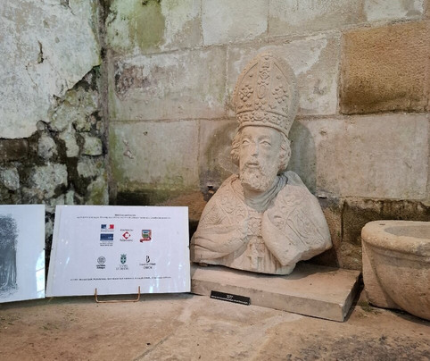 Sanctuaire Carolingien-Cravant-les-Coteaux必去景点