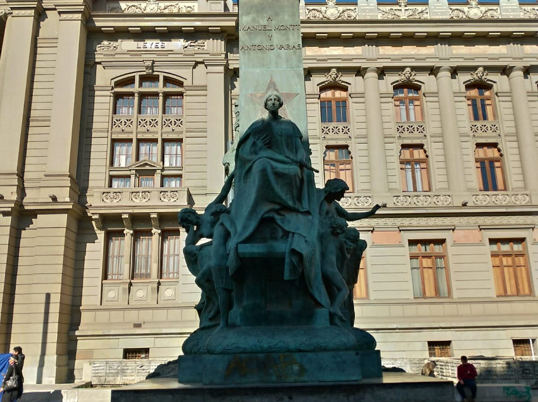 Palacio de Tribunales de Justicia-圣地亚哥必去景点