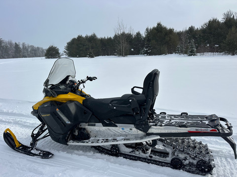 Farmhouse Snowmobiling and UTVs-普莱西德湖必去景点