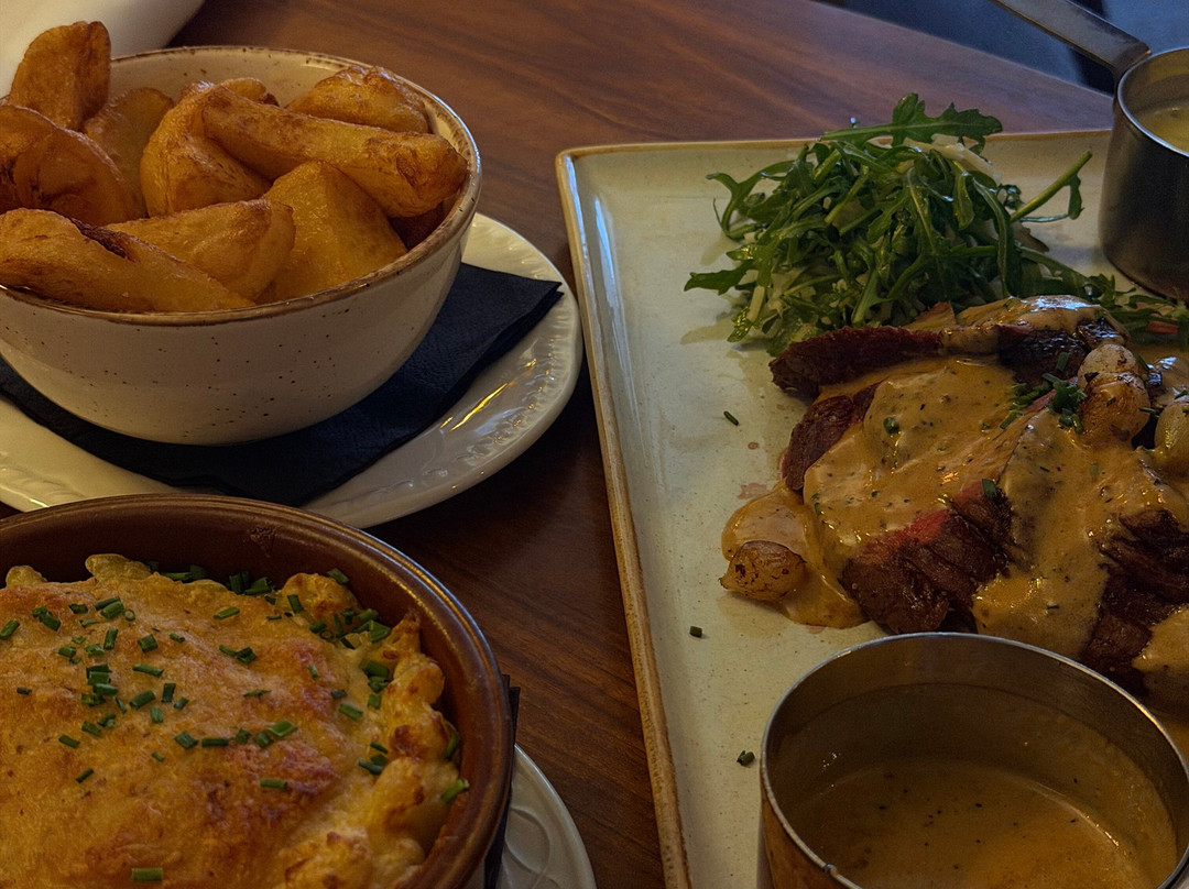 The Bear Restaurant & Bar主图