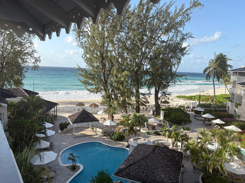 巴巴多斯三角梅酒店主图