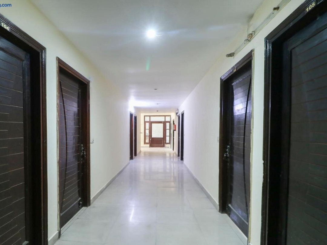 OYO 61138 Hotel Kamal Palace