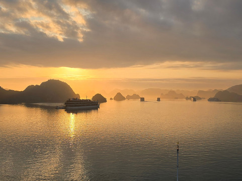 Elite of the Seas-下龙湾必去景点