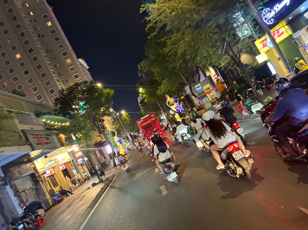 Vespa Rouge-胡志明市必去景点