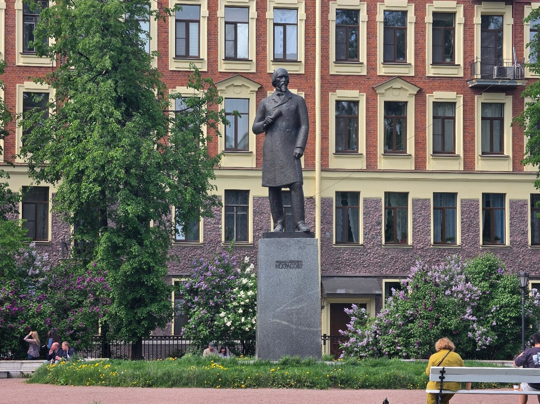 Monument to Nekrasov-Nekrasovskoye必去景点