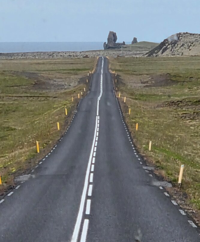 Londrangar Basalt Cliffs-Hellnar必去景点
