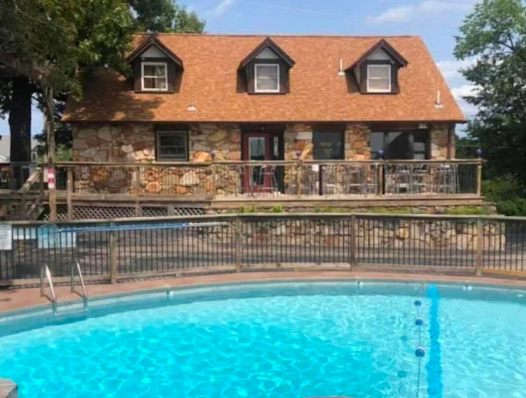 Eagles Nest Motel & Lounge