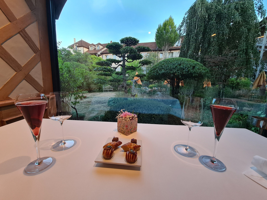 瑞莱斯伯纳德洛伊瑟酒店主图