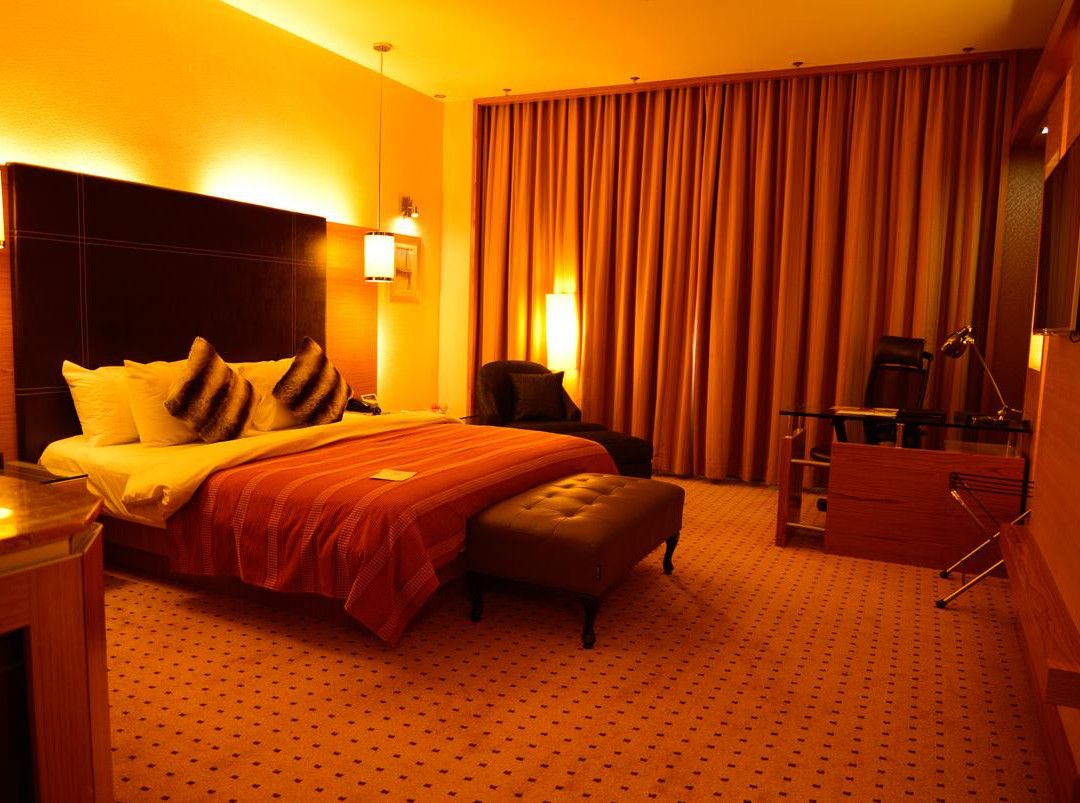 宾图卢酒店住宿-新世界套房酒店