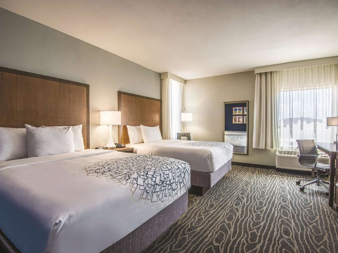 LAX拉昆塔套房酒店主图