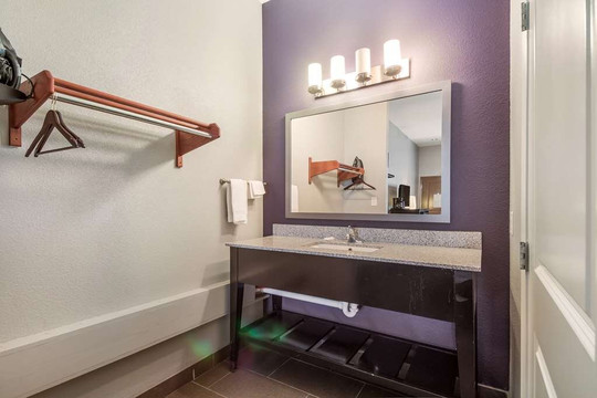 普莱森顿骑士旅馆贝尔蒙特客栈及套房酒店主图