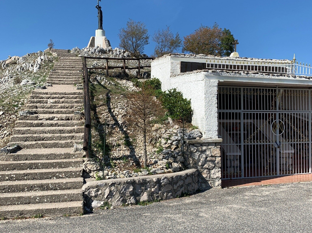 Santuario Regina della Pace-Serrone必去景点