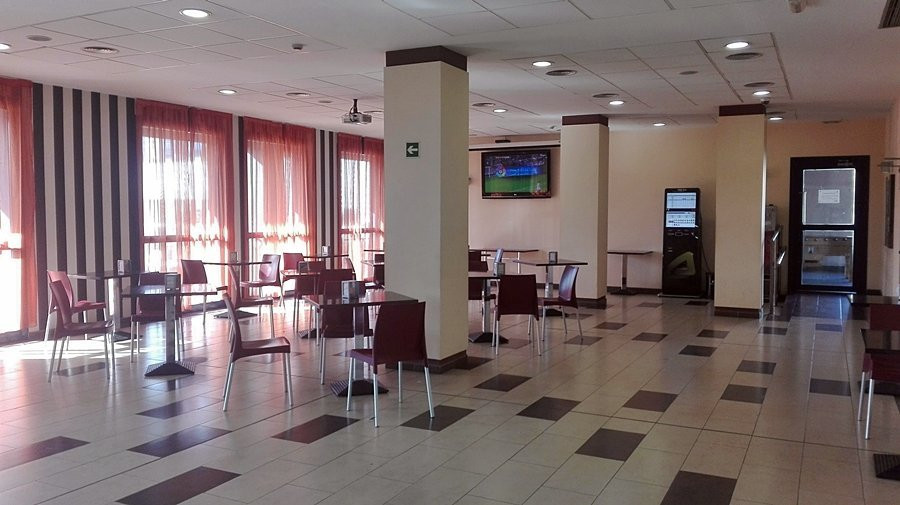 纳瓦尔塞斯陶酒店主图