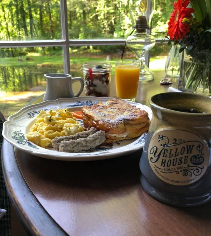 The Yellow House On Plott Creek Road主图