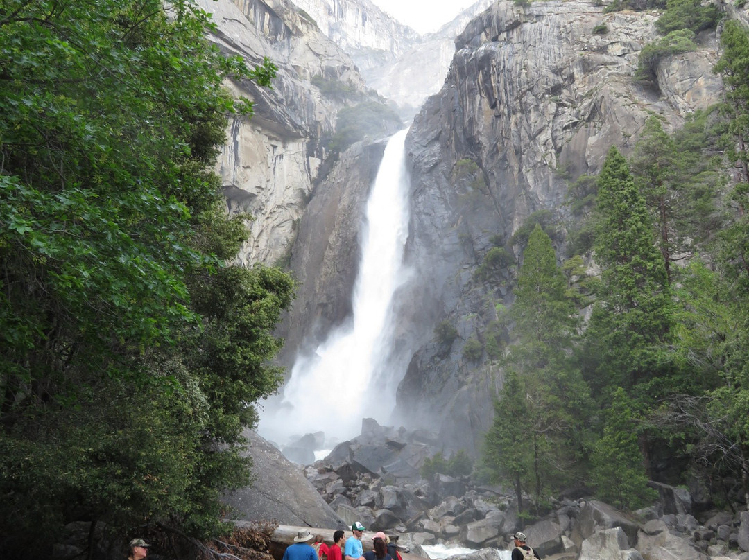 Lower Yosemite Fall Trail景点图片