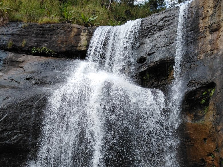 Ezharakund Waterfalls景点图片