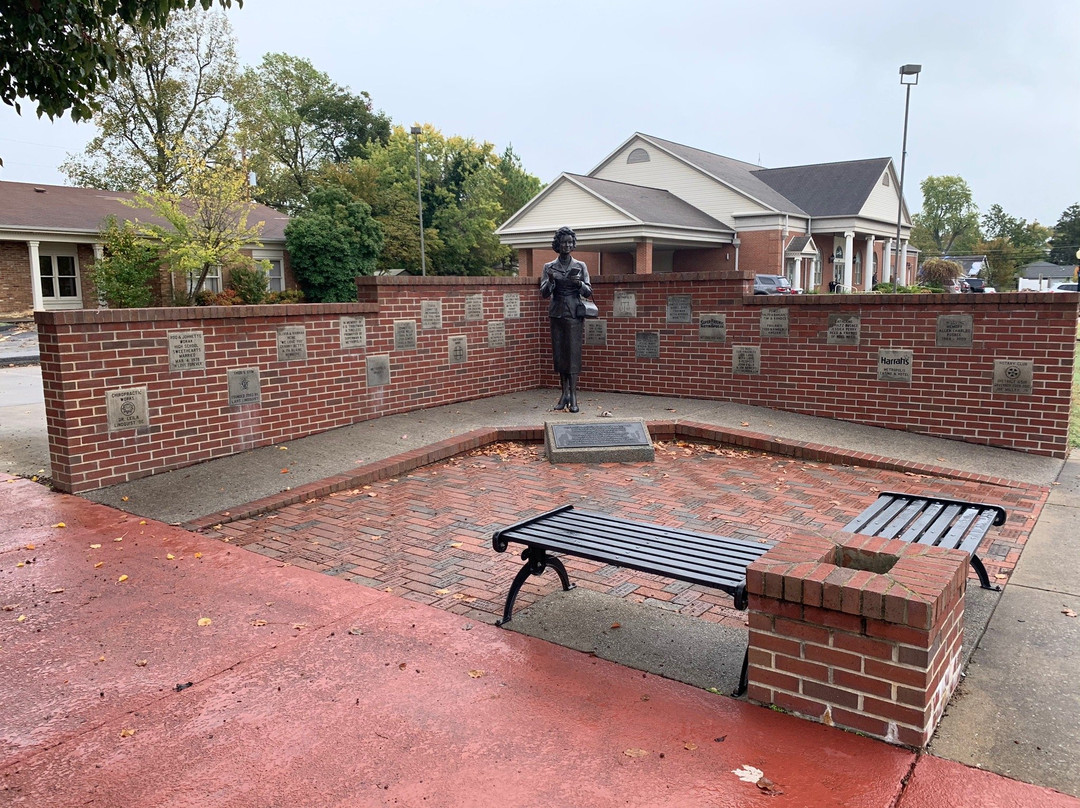 Noel Neill statue-Metropolis必去景点