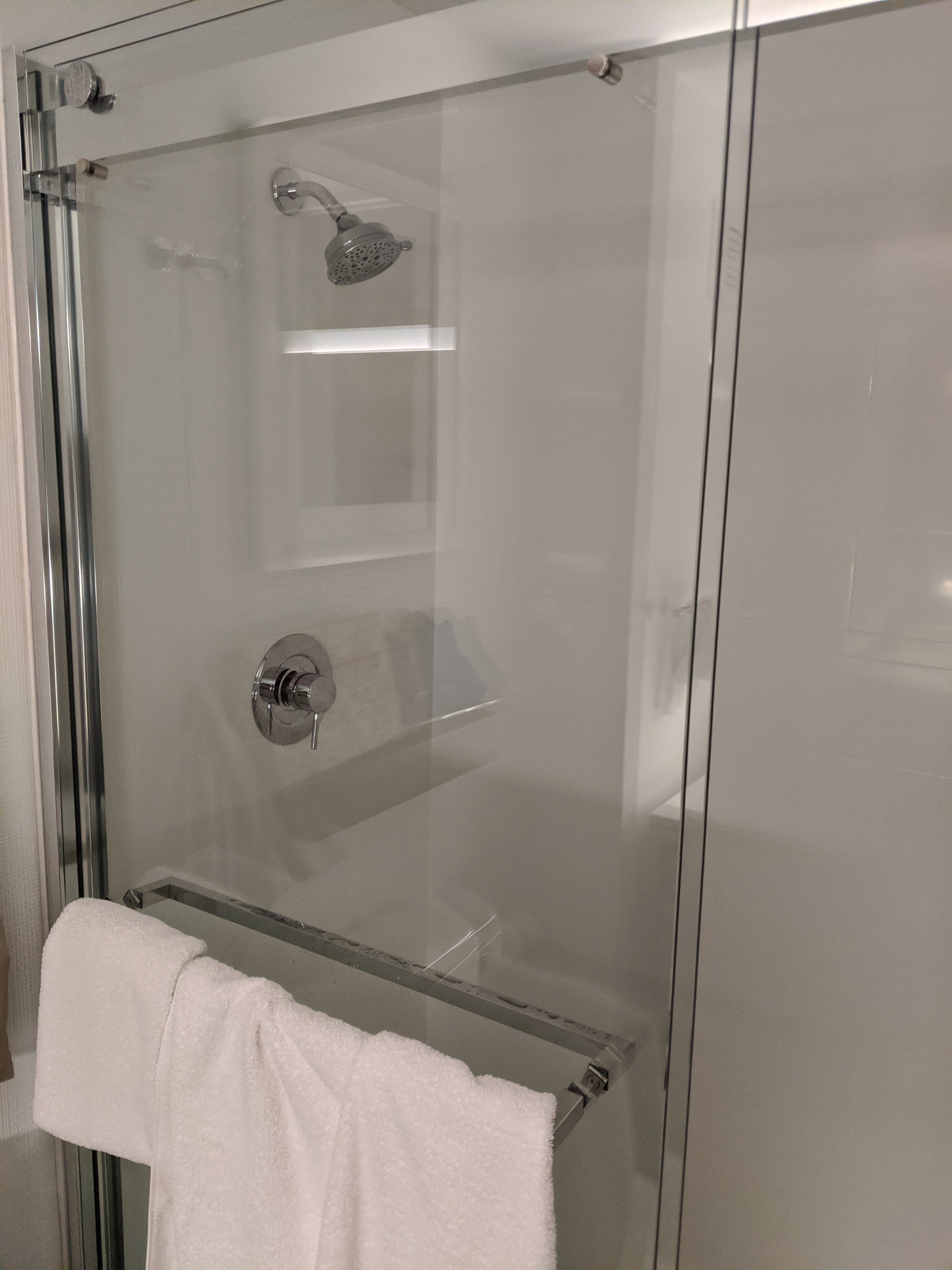 Hilton Garden Inn Westchester Dobbs Ferry-浴室