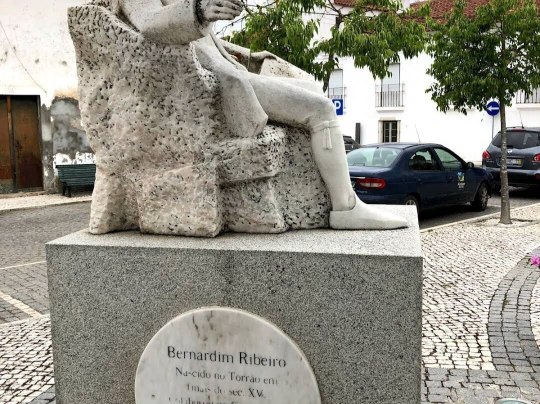 Estatua do escritor Bernardim Ribeiro景点图片