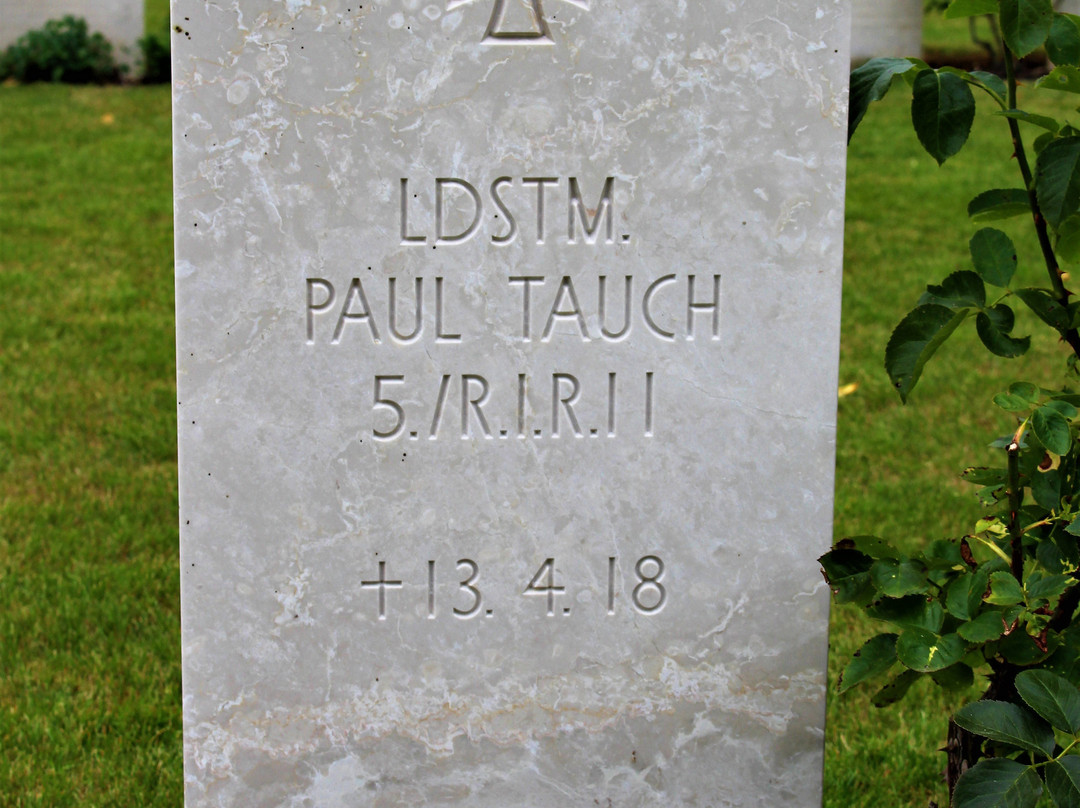 Pont-D'Achelles Military Cemetery景点图片
