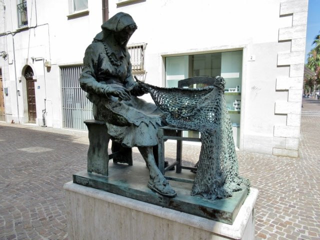 Monumento Alla Retara-圣贝内代托-德尔特龙托必去景点