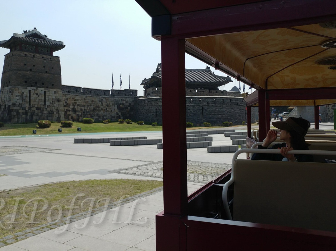 Hwaseong Fortress Tourist Trolley景点图片