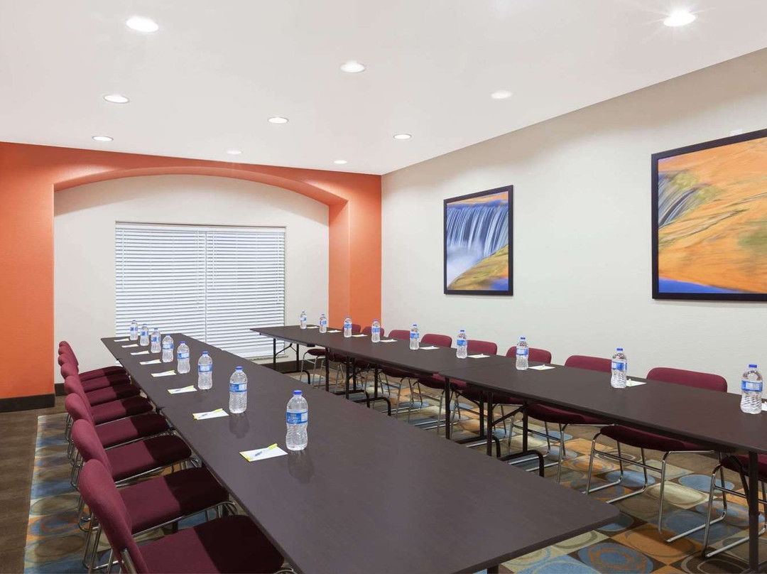 Days Inn & Suites by Wyndham Marquez主图